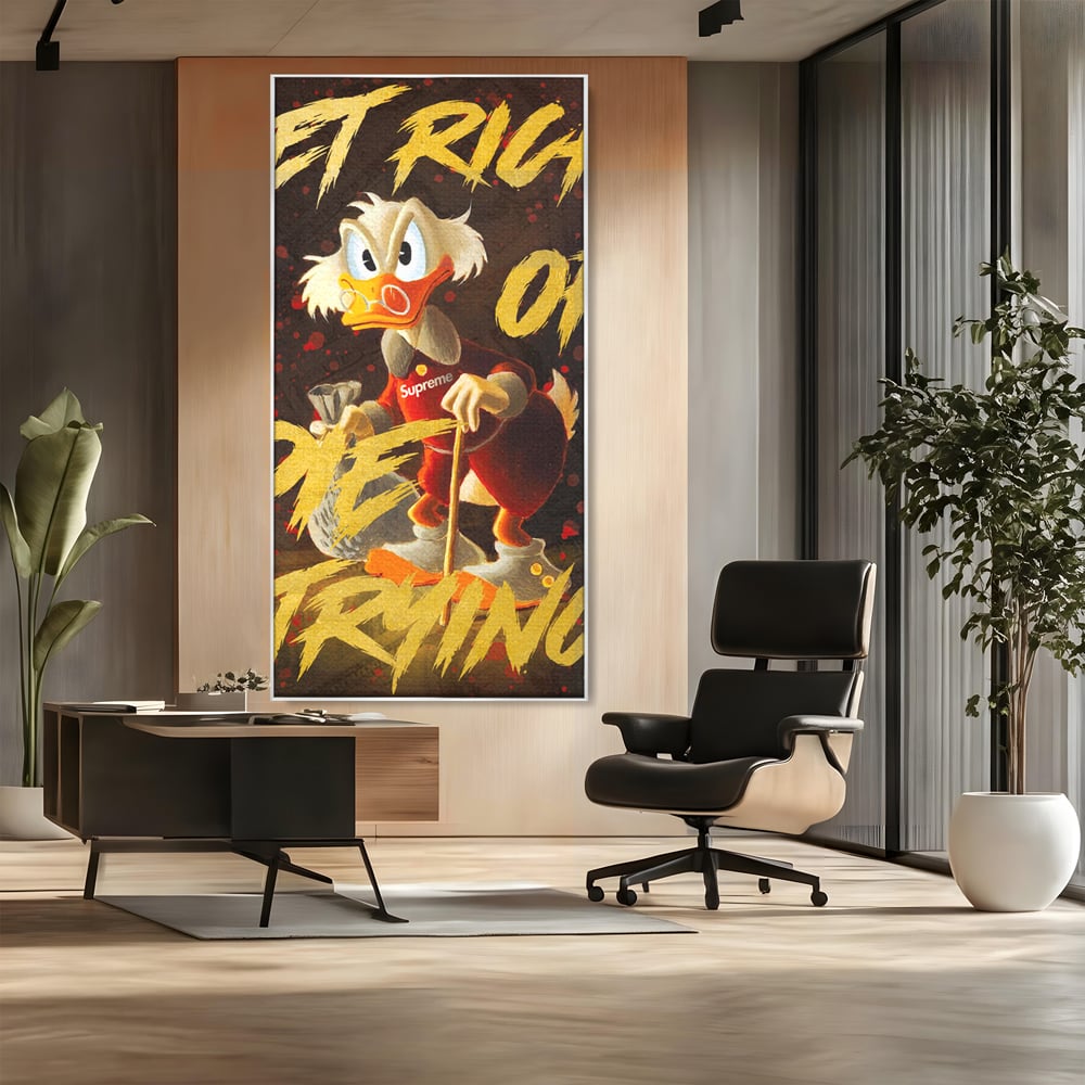 Tablou canvas cu tablou canvas cu scrooge mcduck, in rama de aluminiu argintiu, pe perete intr-un birou